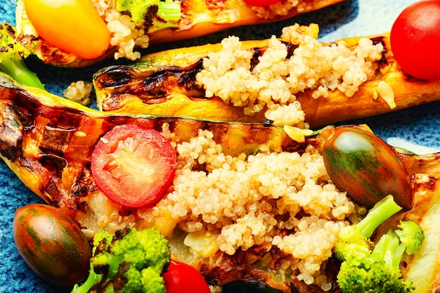 Calabacín asado con brócoli y quinoa.