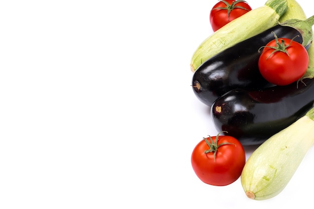 Calabacín y berenjena aislado sobre fondo blanco. Tuétano de verduras frescas aislado sobre fondo blanco. Tomates, calabacines, berenjenas sobre fondo blanco aislado.