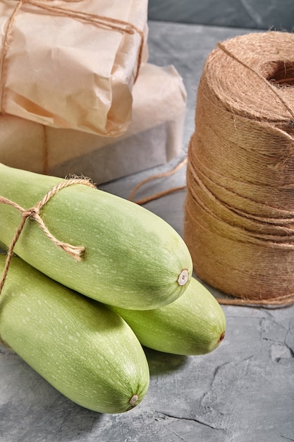 Calabacín blanco sobre un fondo de madera, diseño para una dieta saludable y publicidad orgánica de cocina de restaurante.