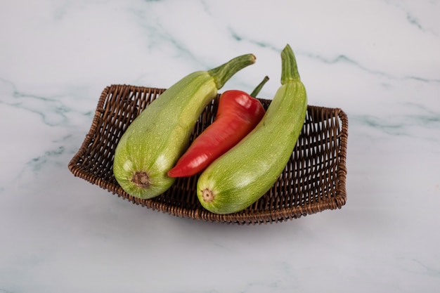 Calabacín y chile en una bandeja