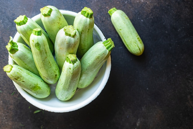 Calabacín cosecha de hortalizas orgánico producto agrícola sobre la mesa comida sana copia espacio comida