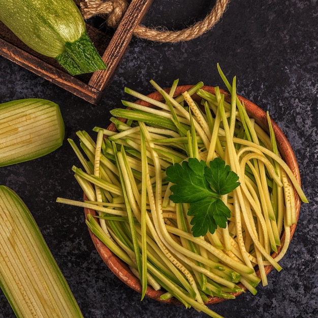 Calabacín crudo cortado en forma de pasta