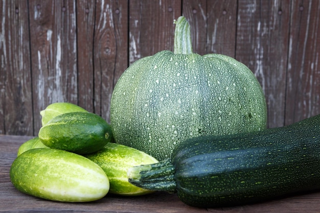 Calabacín fresco y pepinos en la mesa de madera Verduras bio sobre un fondo de madera