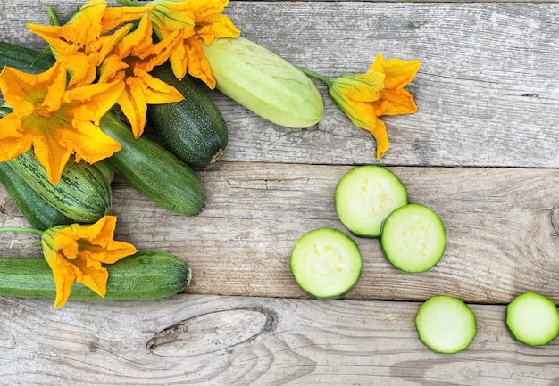 calabacín fresco, una verdura de verano cultivada en el jardín de un agricultor