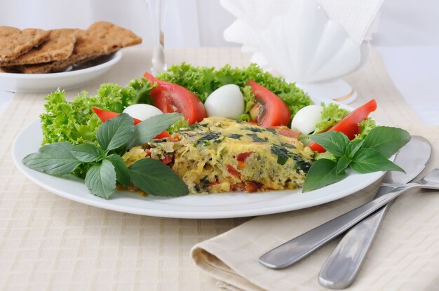 Calabacín frito y albahaca con verduras y hojas de ensalada