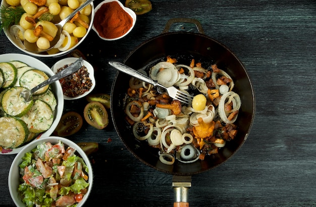 Calabacín frito, patatas jóvenes hervidas con eneldo y rebozuelos fritos con cebolla dorada