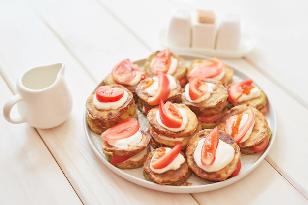 calabacín frito con tomate y salsa de crema agria