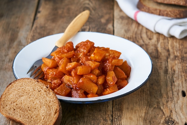 Calabacín guisado con cebolla y salsa de tomate en un bol