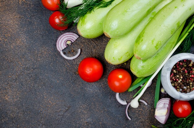 Calabacín joven de primavera, tomates, hierbas y especias.