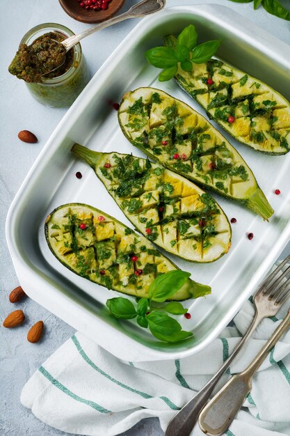 Calabacín picante a la plancha con salsa de pimiento y pesto