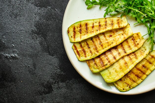 calabacín a la plancha, verduras fritas y ensalada