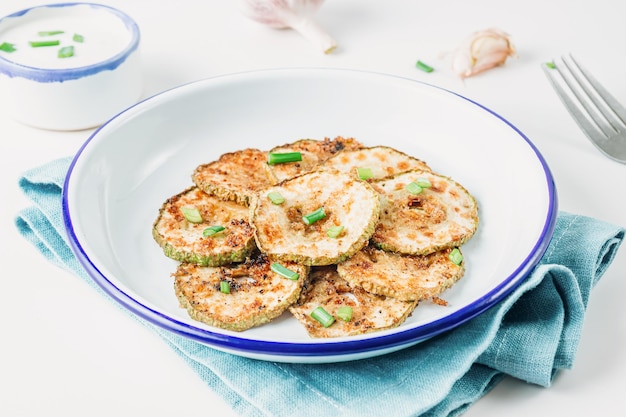 Calabacín rebozado con salsa de ajo