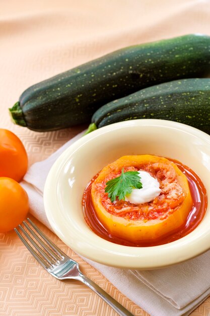 Calabacín relleno de carne y verduras, guisado en salsa de tomate