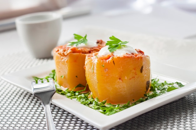 Calabacín relleno de carne y verduras.