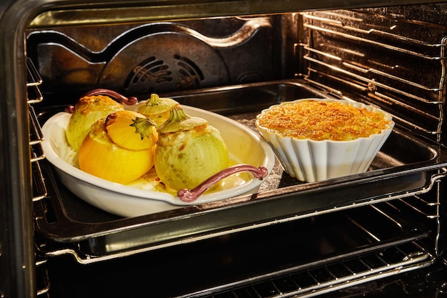 Foto el calabacín relleno y el pastel se hornean en un horno eléctrico