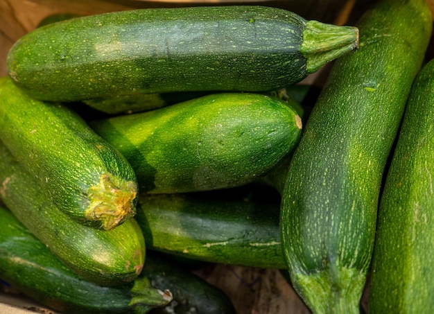 Calabacín Un vegetal saludable Estilo de vida saludable Calabacín crudo en el mostrador