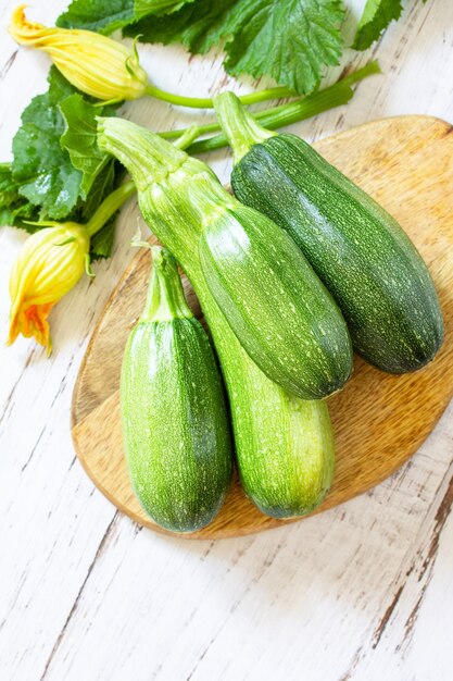 Calabacín verde crudo saludable fresco en una mesa de cocina de madera Concepto de menú de dieta Copie el espacio