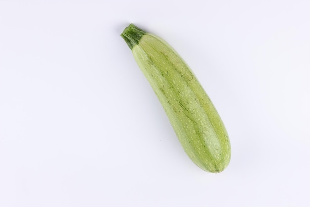 Calabacín verde fresco aislado sobre fondo blanco Primer plano de una verdura verde Concepto de comida saludable