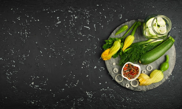 Calabacín verde fresco en una mesa oscura. La vista desde la cima. Copia espacio