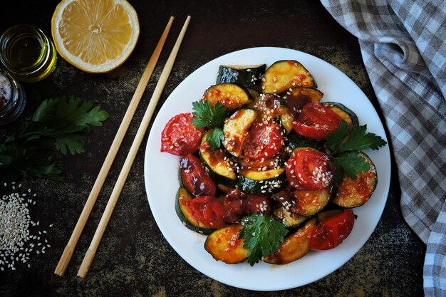 Calabacín con verduras en un plato