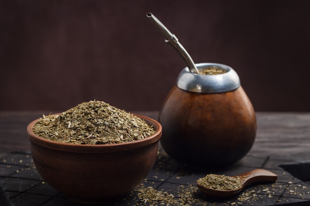 Foto calabas com bombilla e mate na tigela