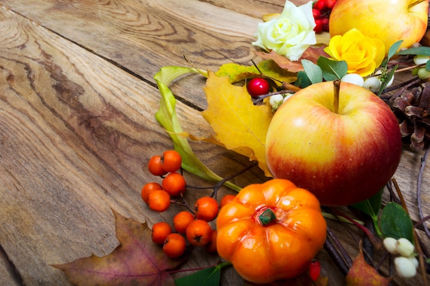 Calabaza de acción de gracias, manzana, hojas, decoración de serbal, espacio de copia