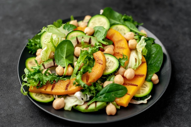 calabaza, aguacate, pepino, garbanzos, ensalada en un plato. Ensalada sabrosa y saludable