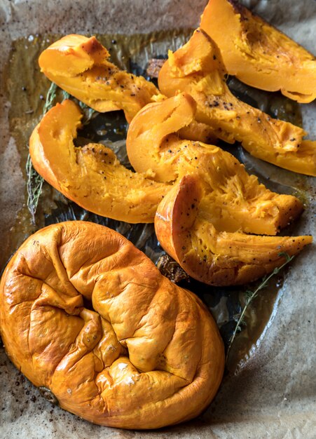 Calabaza al horno con hierbas en la bandeja