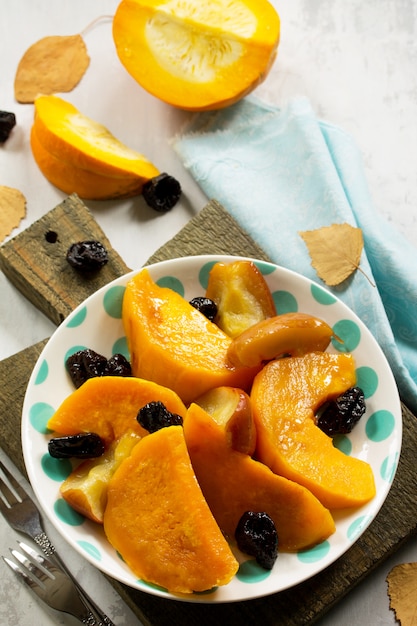 Calabaza al horno con manzanas en un bol