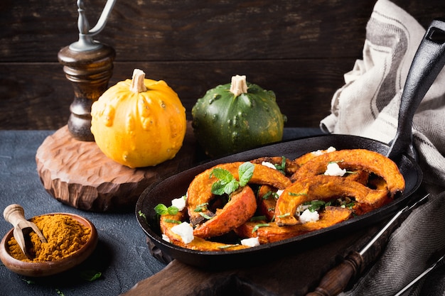 Calabaza al horno con queso de cabra y menta