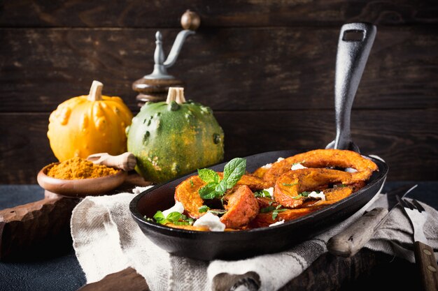 Calabaza al horno con queso de cabra y menta