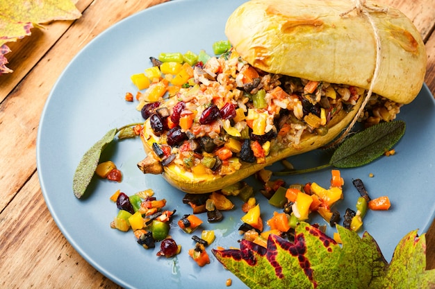 Calabaza al horno rellena de arroz y verduras.