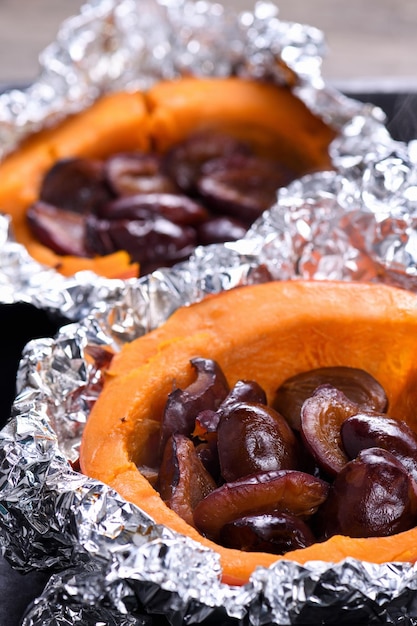 Calabaza al horno rellena con ciruelas