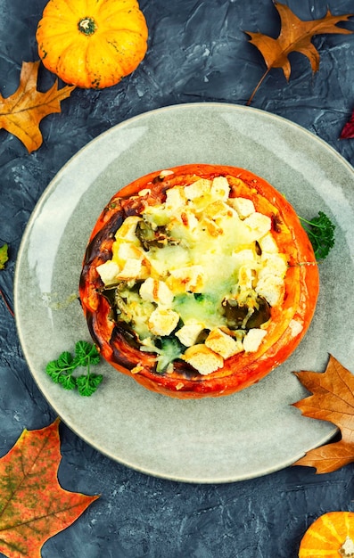 Calabaza al horno rellena de queso y verduras