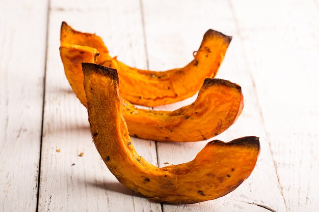 Calabaza al horno sobre la mesa de madera