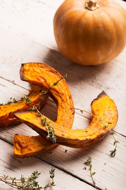 Calabaza al horno sobre la mesa de madera