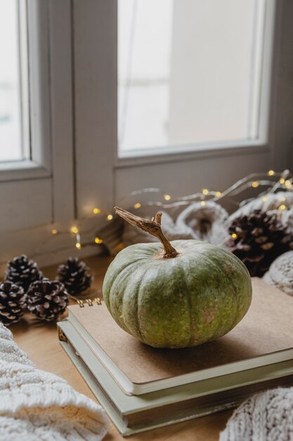 Calabaza de alto ángulo en agendas con piñas