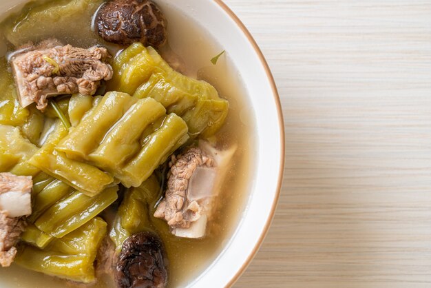 Calabaza amarga con sopa de costilla de cerdo, estilo de comida asiática