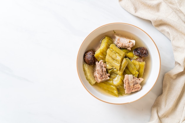 Calabaza amarga con sopa de costillas de cerdo - estilo de comida asiática