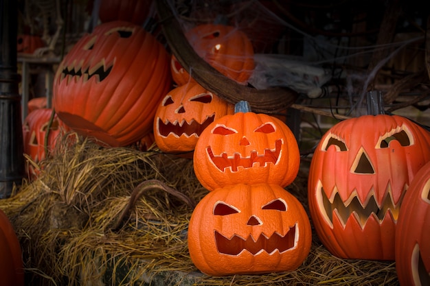 Calabaza ansiada puesta en paja de arroz en tema de Halloween