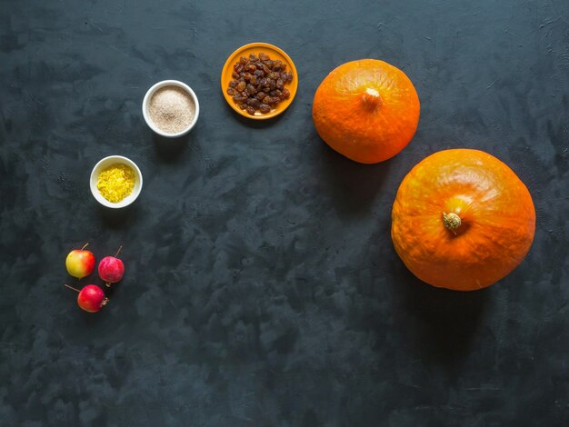 Calabaza antes de hornear en una mesa negra. Preparación de postre de calabaza.