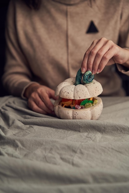 Calabaza de apertura femenina de cultivo con caramelos