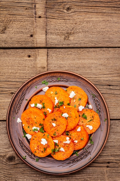 Calabaza asada con queso salado y hierbas