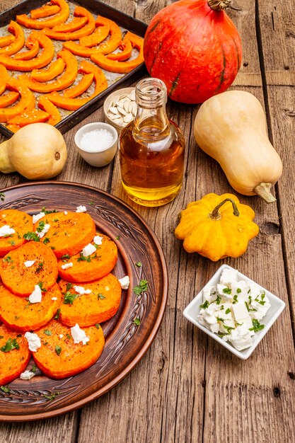 Calabaza asada con queso salado y hierbas