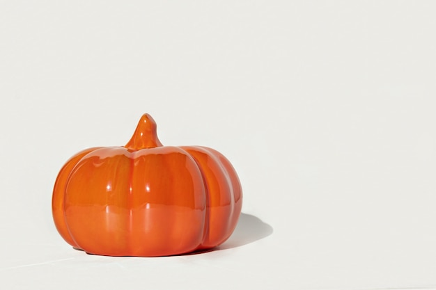 Calabaza de cerámica sobre fondo blanco Calabaza de cristal naranja decorativa aislada Acción de gracias de Halloween