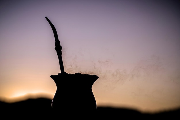 Calabaza chimarrao al atardecer infusión de yerba mate servida en los fríos días de invierno bebida símbolo de la tradición gaucha de Rio Grande do Sul Brasil