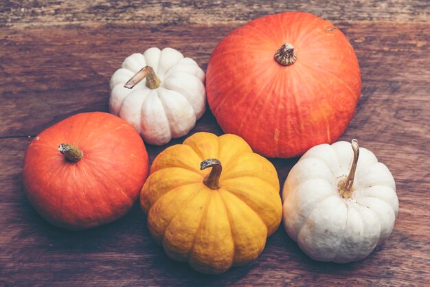 calabaza colorida en fondo de madera