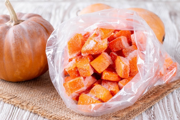 Calabaza congelada en una bolsa de plástico. Verduras que contienen caroteno