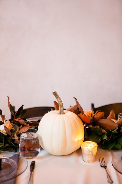 Foto calabaza contra la pared en la mesa