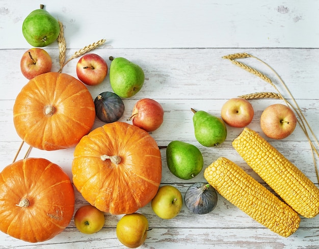 Calabaza de cosecha de otoño. Frutas y verduras de cosecha de otoño. Calabazas, manzanas, peras, maíz en la mesa. Mesa de acción de gracias Halloween o otoño estacional. Tarjeta de felicitación. Cocina de otoño.